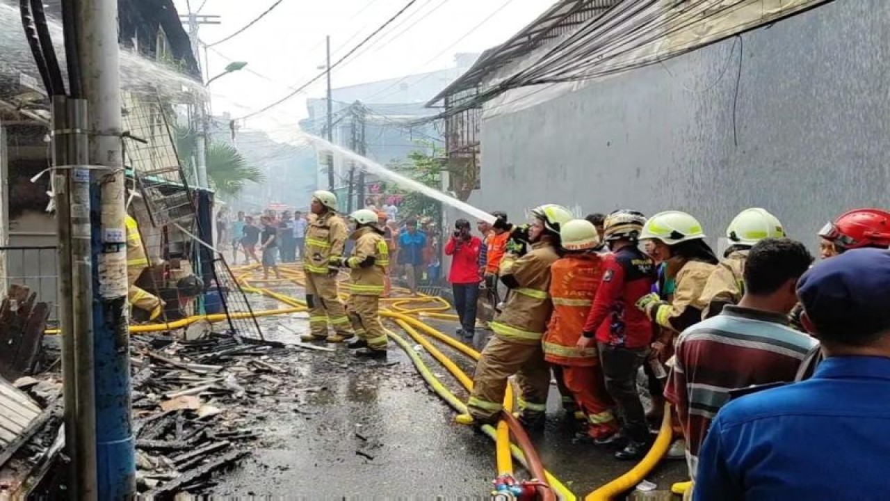 Petugas pemadam kebakaran dari Suku Dinas Penanggulangan Kebakaran dan Penyelamatan (Gulkarmat) Jakarta Barat sedang memadamkan kebakaran di Jembatan Besi, Tambora, Jakarta Barat, Selasa (6/6/2023). ANTARA/Ho-Sudin Gulkarmat Jakbar