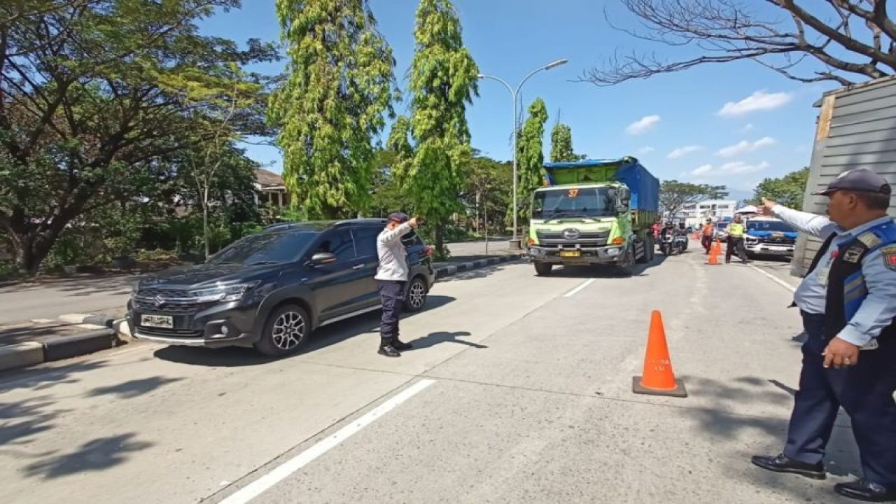 Petugas Dinas Perhubungan Kota Semarang merazia kelaikan jalan kendaraan angkutan barang bersama Satlantas Semarang dan Denpom, di Jalan Arteri Yos Sudarso, Semarang, Jumat (9/6/2023). (ANTARA/HO-Dok Dishub Kota Semarang)