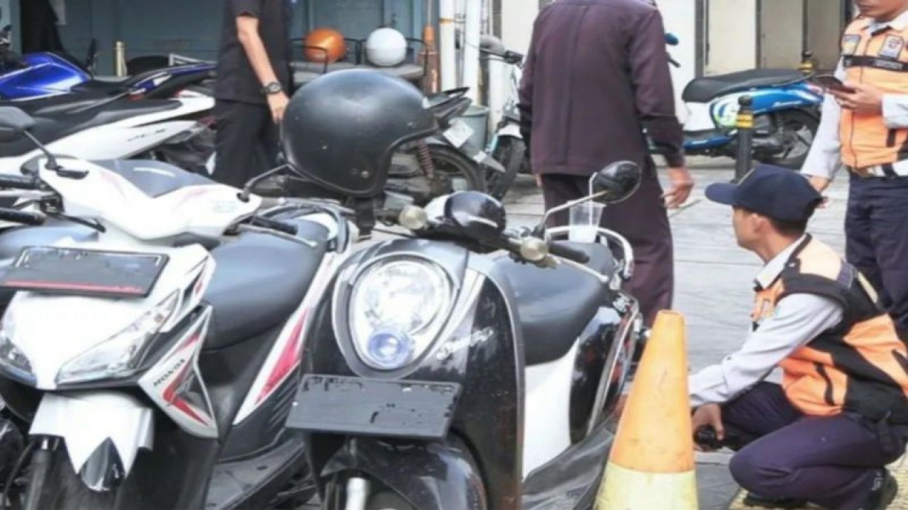 Petugas Satpel Dishub Jakarta Selatan melakukan operasi cabut pentil motor yang parkir sembarangan, Jakarta, Senin (29/5/2023). ANTARA/HO-Kominfotik Jakarta Selatan.