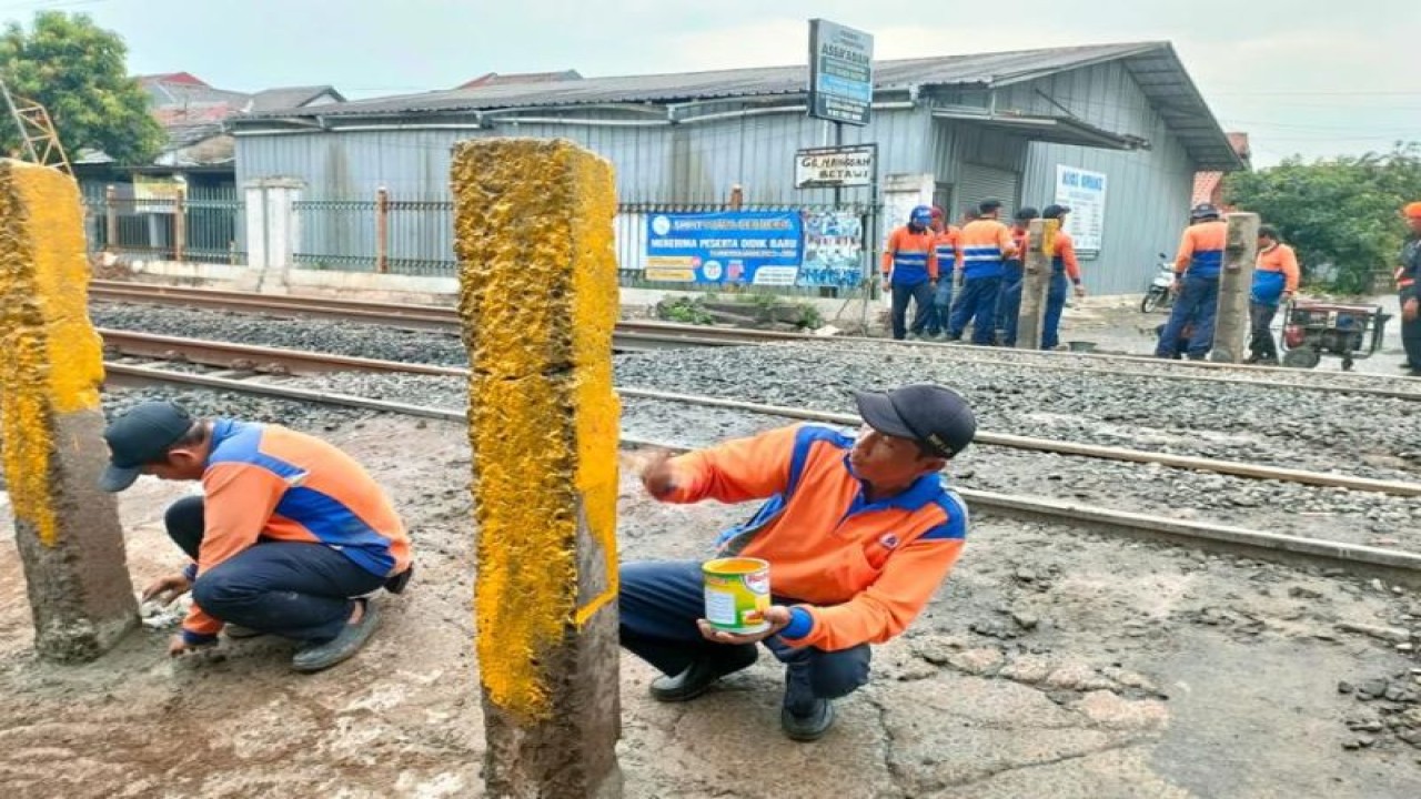 Sejumlah petugas memasang tiang beton di perlintasan liar KM 35+4/5 lintas Depok-Citayam pada Jumat (16/6/2023) ANTARA/HO-Humas PT KAI Daop 1 Jakarta