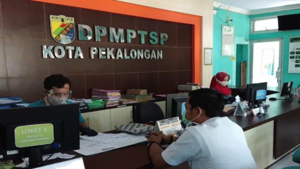 Petugas Penanaman Modal dan Pelayanan Terpadu Satu Pintu Kota Pekalongan sedang melakukan pelayanan pada pelaku usaha terkait permohonan izin usaha. (ANTARA/Dokumen Pribadi)