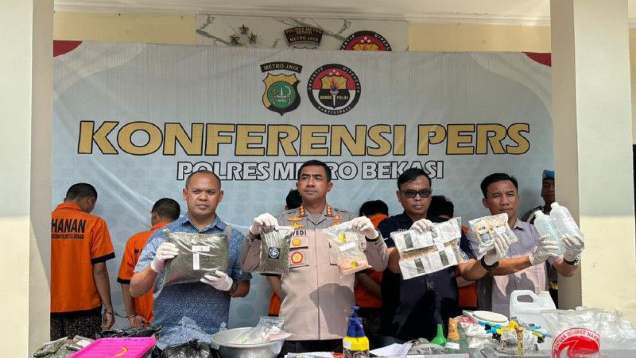 Petugas menunjukkan barang bukti hasil penggeledahan terhadap lima pelaku produsen narkotika jenis tembakau sintetis rumahan saat ungkap kasus di Mapolres Metro Bekasi, Kamis. ANTARA/Pradita Kurniawan Syah.