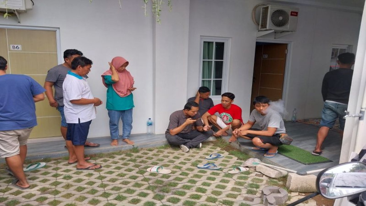 Petugas mengamankan 20 calon Pekerja Migran Indonesia di sebuah hotel di kawasan Bandara Internasional Yogyakarta, Kabupaten Kulon Progo. (ANTARA/HO-Dokumen Humas Polres Kulon Progo)