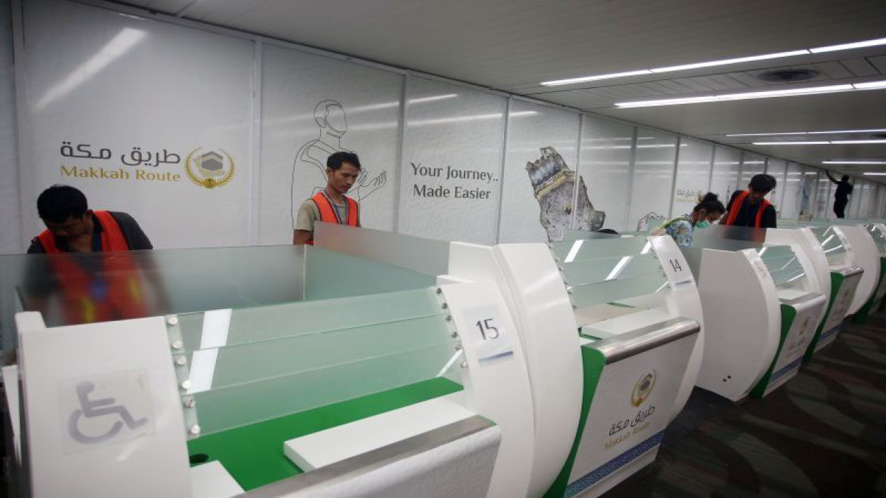 Petugas mempersiapkan konter pemeriksaan keimigrasian calon haji untuk musim haji 2023 di Terminal 2 D Bandara Soekarno Hatta, Tangerang, Banten, Jumat (19/5/2023). ANTARA FOTO/Muhammad Iqbal/rwa.