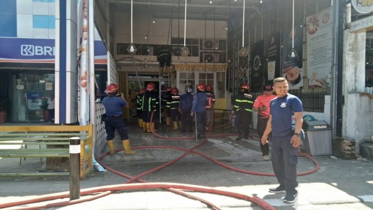 Petugas Damkar sedang berupaya memadamkan api di Padang, Rabu (21/6/2023). (ANTARA/HO-Dinas Damkar Padang)