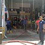 Petugas Damkar sedang berupaya memadamkan api di Padang, Rabu (21/6/2023). (ANTARA/HO-Dinas Damkar Padang)-1687340712