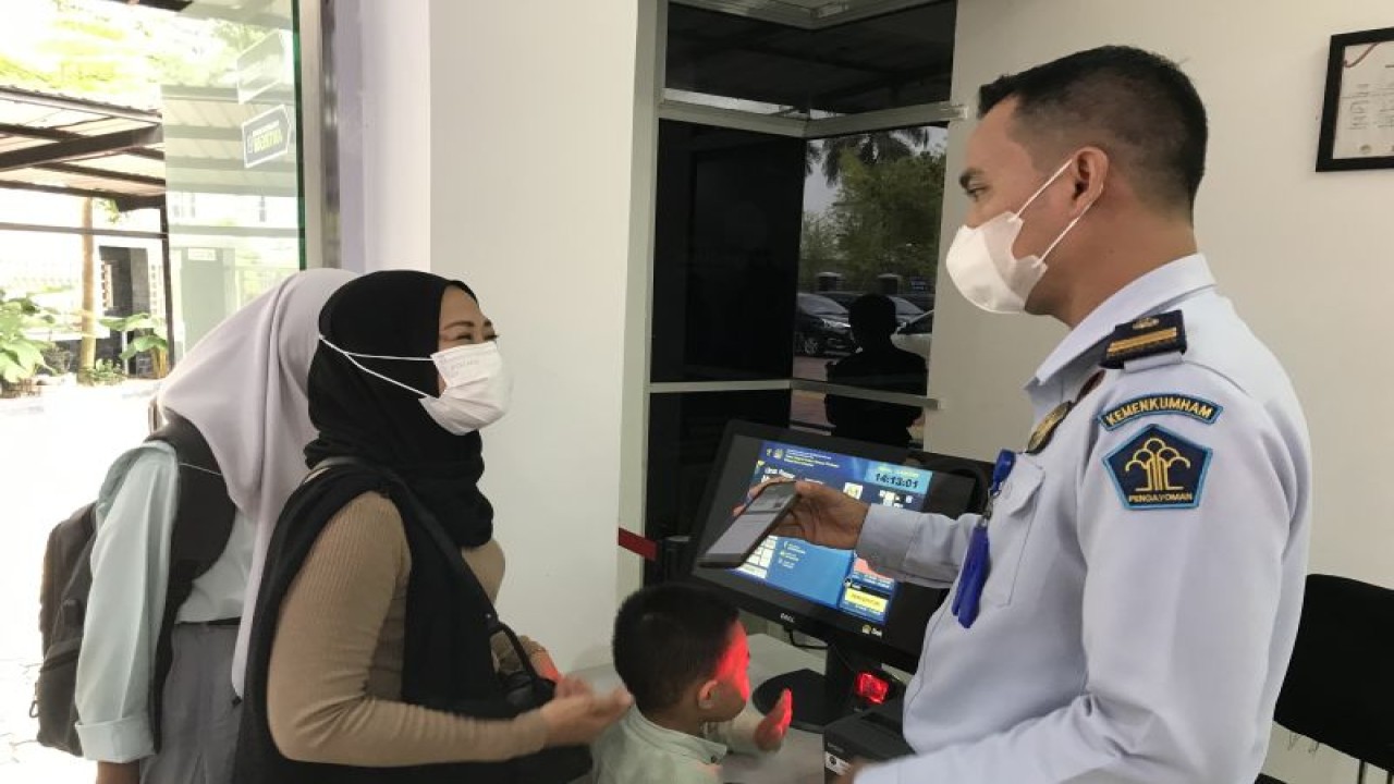 Petugas Imigrasi Batam membantu warga yang kesulitan mengakses M-paspor. (ANTARA/Yude)