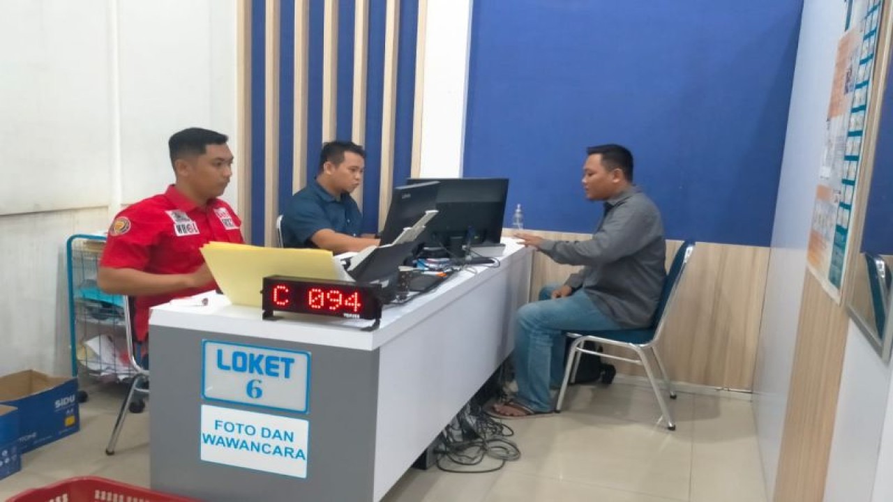 Petugas Imigrasi Singkawang melayani dokumen perjalanan yang diajukan masyarakat setempat (ANTARA/Rudi)