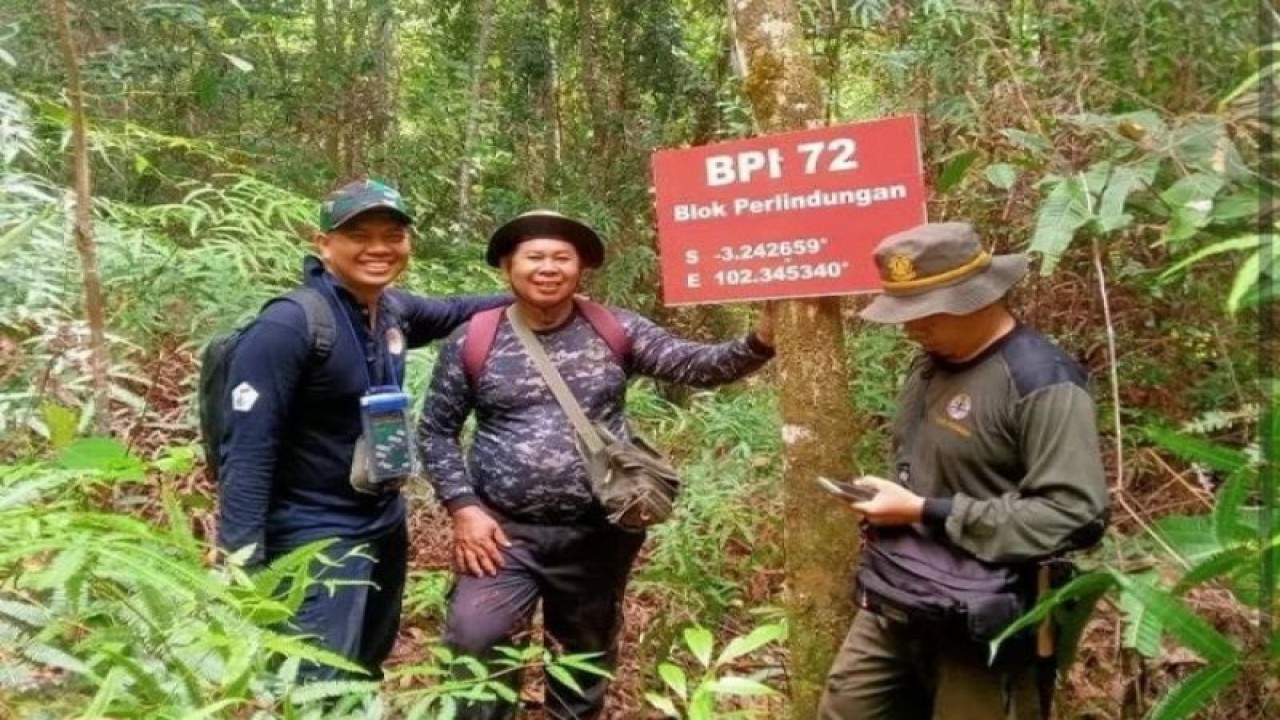 Petugas KSDA resor TWA Danau Tes Lebong memasang blok pengelolaan di kawasan tersebut belum lama ini. ANTARA/HO-BKSDA Bengkulu