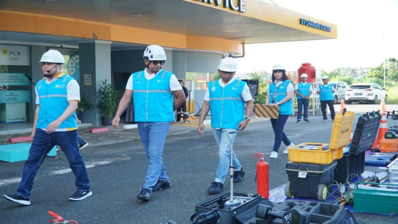 Petugas PLN Batam mengecek operasional pembangkit listrik menjelang perayaan Hari Raya Idul Adha (ANTARA/HO-Humas PLN Batam)