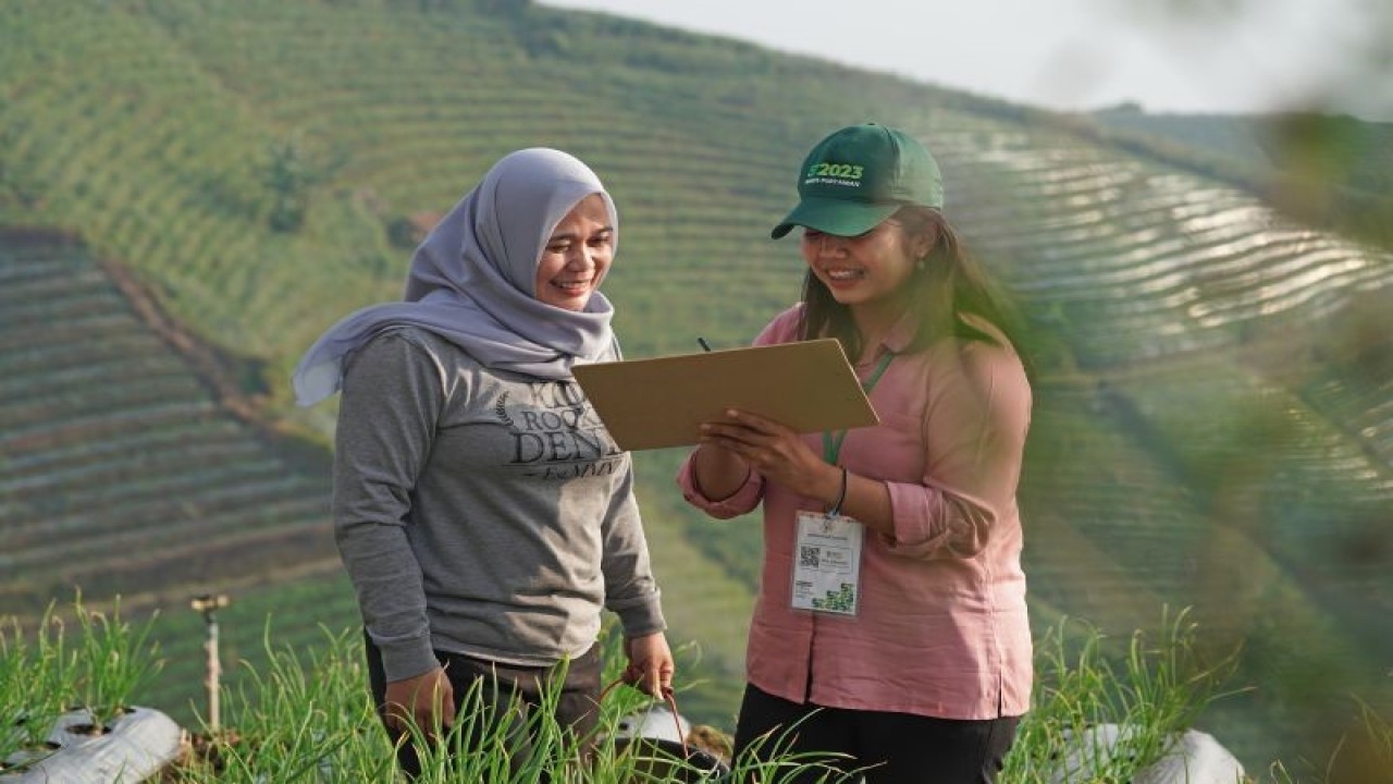 Petugas sensus pertanian mewawabcarai perempuan petani di subsektor hortikultura. ANTARA/HO-BPS