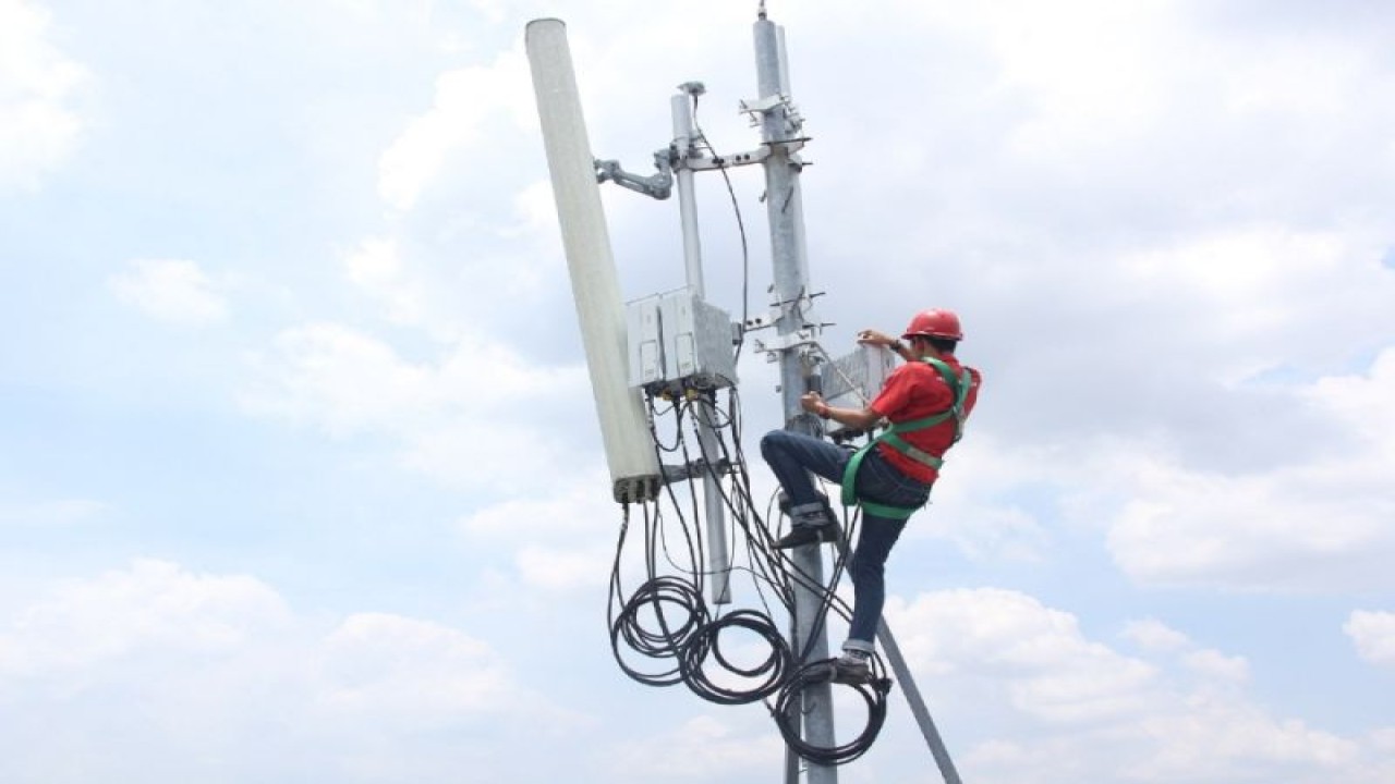 Petugas Telkomsel saat melakukan peningkatan layanan 4 G (ANTARA/HO- HUMAS Telkomsel)