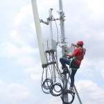 Petugas Telkomsel saat melakukan peningkatan layanan 4 G (ANTARA/HO- HUMAS Telkomsel)-1687768841