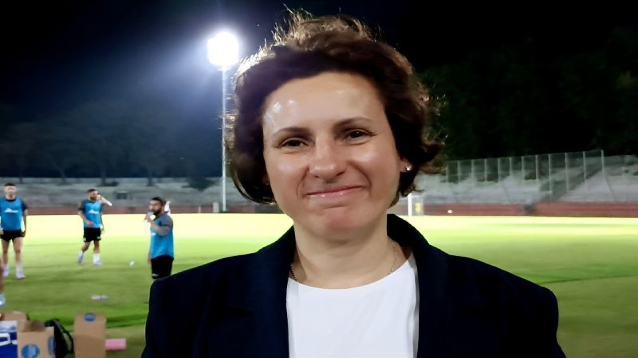 Asisten Wakil Presiden Asosiasi Sepak Bola Palestina (PFA) Susan Shalabi saat mendampingi Timnas Palestina latihan perdana di Stadion 10 November Surabaya, Minggu (11/6/2023) petang. (ANTARA/Naufal Ammar Imaduddin)