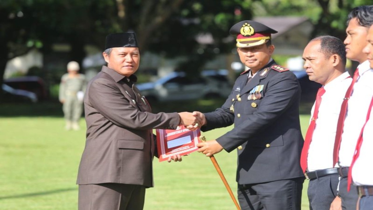 Penjabat Bupati Lampung Barat Nukman menyerahkan piagam penghargaan kepada Kapolres Lampung Barat AKBP Heri Sugeng Priyantho, di Liwa, Lampung Barat, Senin (5/6/2023). ANTARA/HO-Polres Lampung Barat.