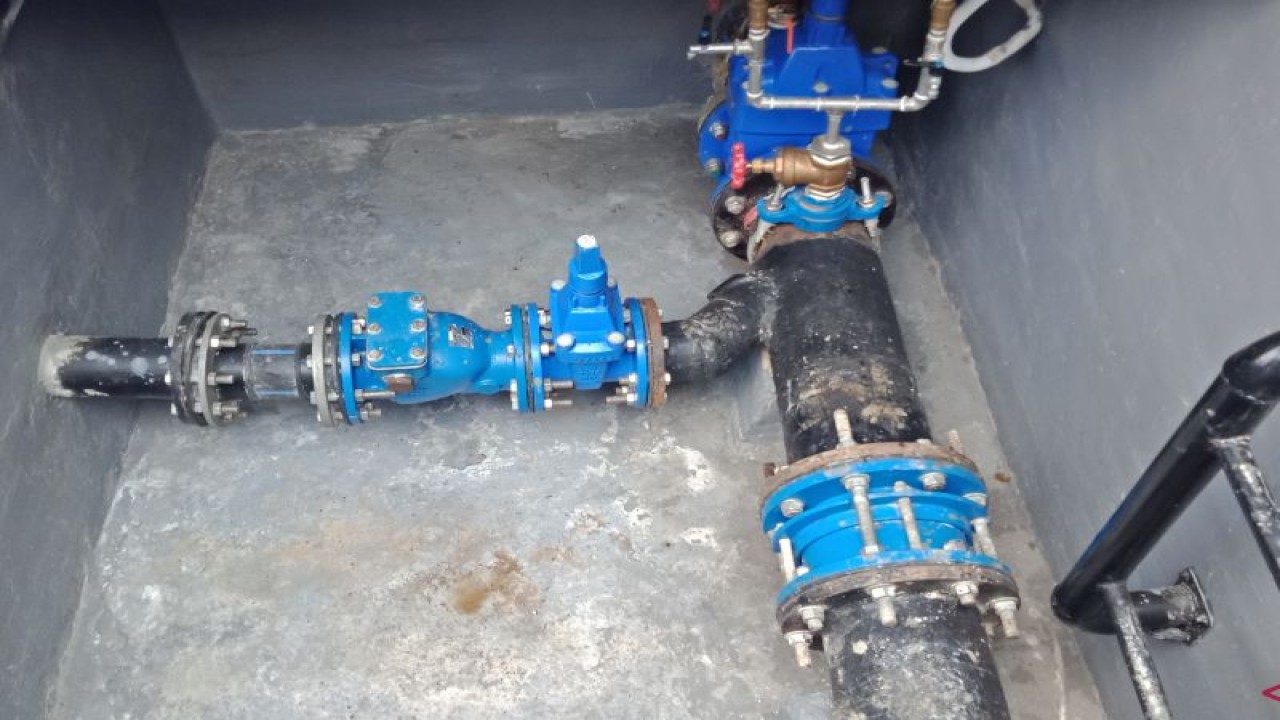 Salah satu perpipaan pada reservoir air di Jalan KH. Abdul Wahab No.6, RT.9/RW.6, Duri Kosambi, Cengkareng, Jakarta Barat, Kamis (15/6/2023). ANTARA/Risky Syukur