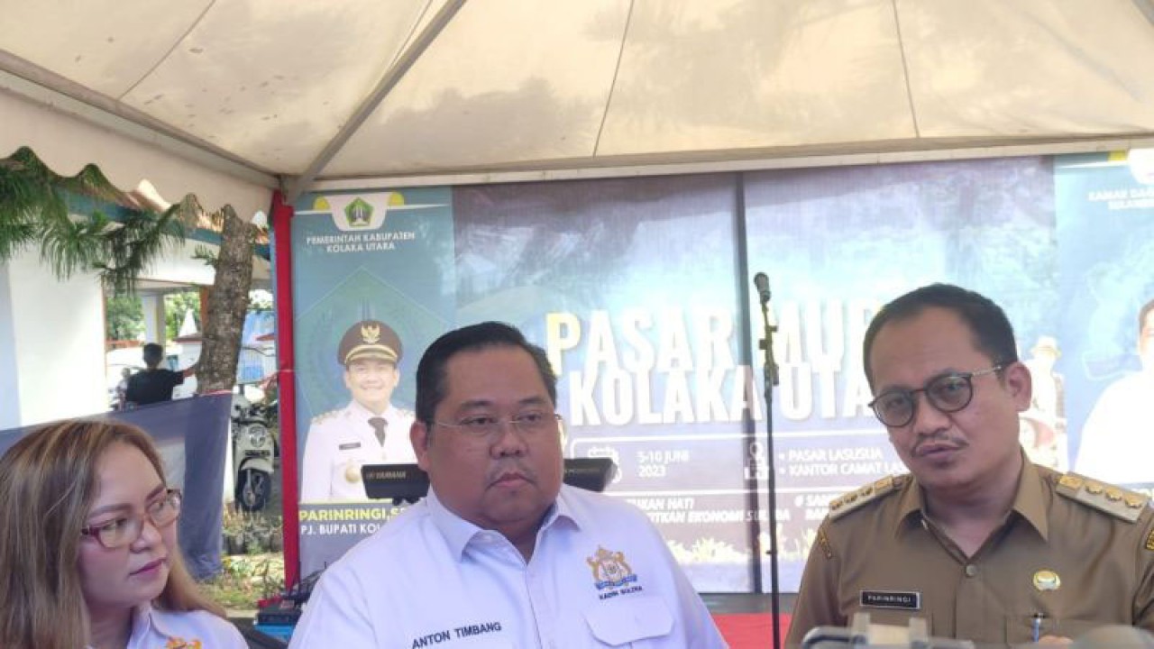 Ketua Umum Kadin Sultra Anton Timbang (tengah) dan Pj Bupati Kolaka Utara Parinringi (kanan) saat memantau pasar murah di Kabuapten Kolaka Utara. (Antara/La Ode Muh Deden Saputra)