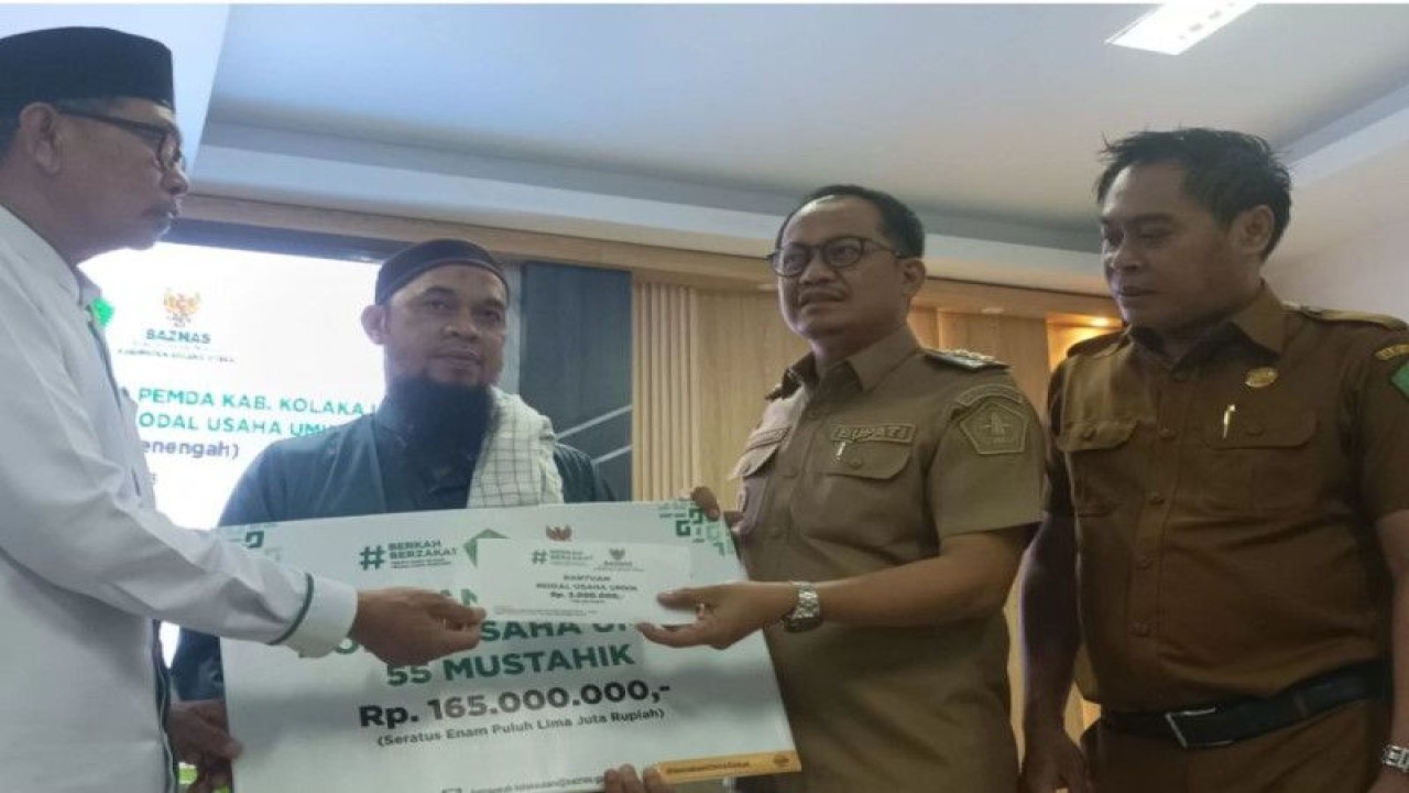 Pj Bupati Kolaka Utara Parinringi saat memberikan bantuan kepada pelaku UMKM. (Antara/HO-Pemkab Kolut)