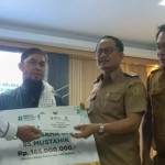 Pj Bupati Kolaka Utara Parinringi saat memberikan bantuan kepada pelaku UMKM. (Antara/HO-Pemkab Kolut)-1687856669