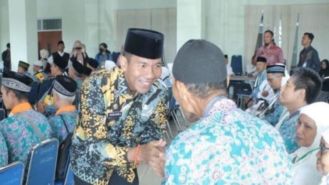 Penjabat Gubernur Kepulauan Bangka Belitung Suganda Pandapotan Pasaribu menyalami calhaj saat melepas keberangkatan calhaj kuota tambahan di Pangkalpinang, Jumat (Aprionis)