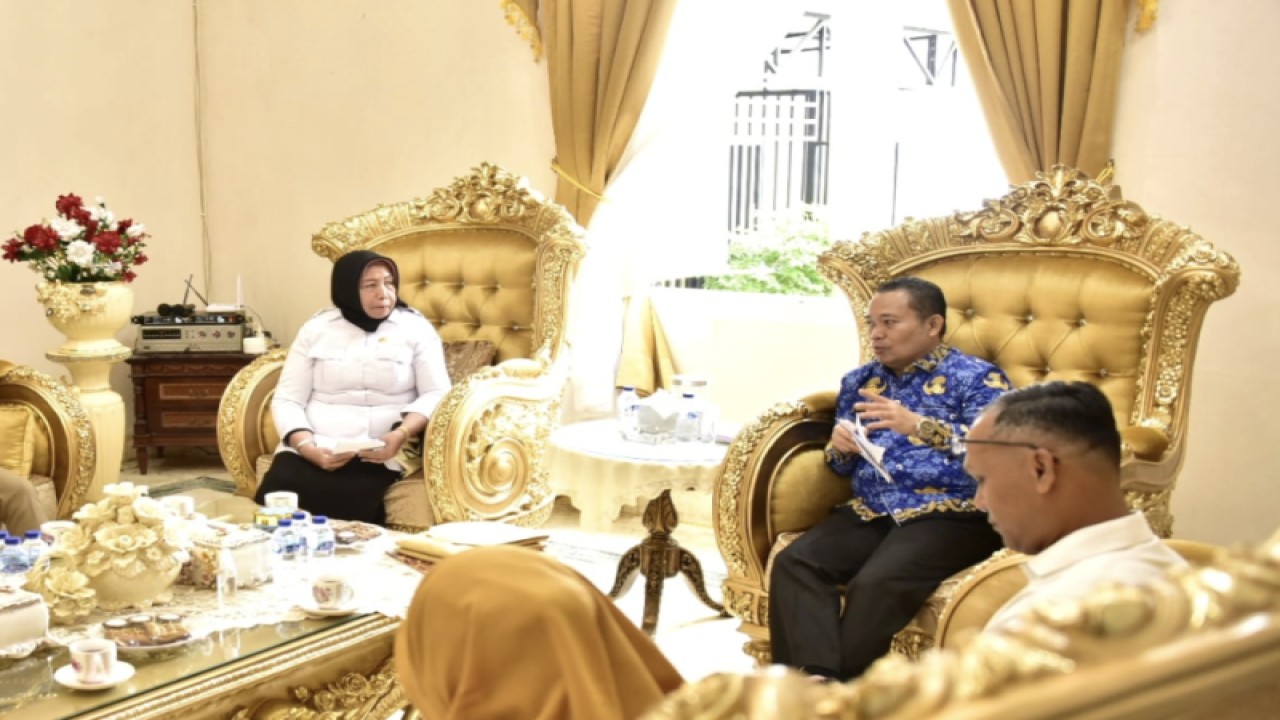 Penjabat Gubernur Gorontalo Ismail Pakaya berbincang dengan kepala BKKBN Provinsi Gorontalo di rumah jabatan Gubernur, Senin (19/6/2023). FOTO ANTARA/HO-Humas Pemrov Gorontalo