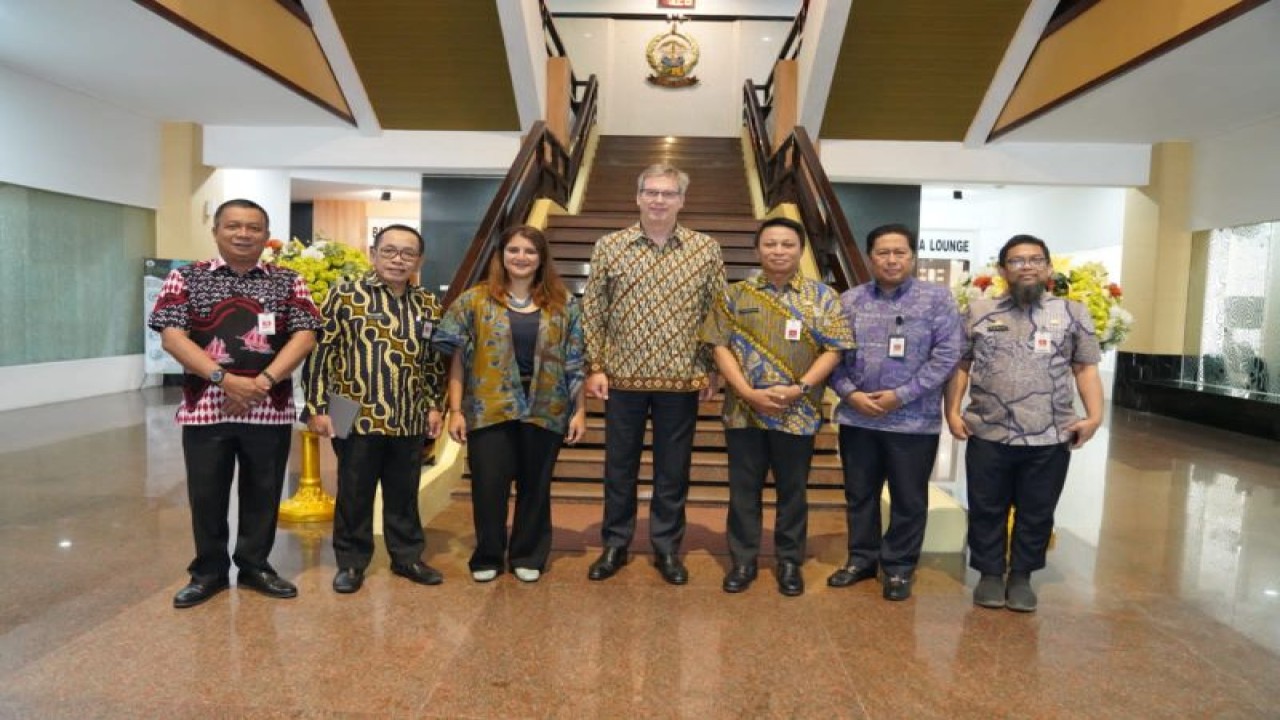 Pj Sekda Sulsel Darmawan Bintang (tiga kanan) berfoto bersama Duta Besar Uni Eropa untuk Indonesia dan Brunei Darussalam, Vincent Piket (tengah) dan rombongan di Baruga Lounge Kantor Gubernur Sulsel, Jumat,(23/6/2023).ANTARA/HO-Humas Pemprov Sulsel