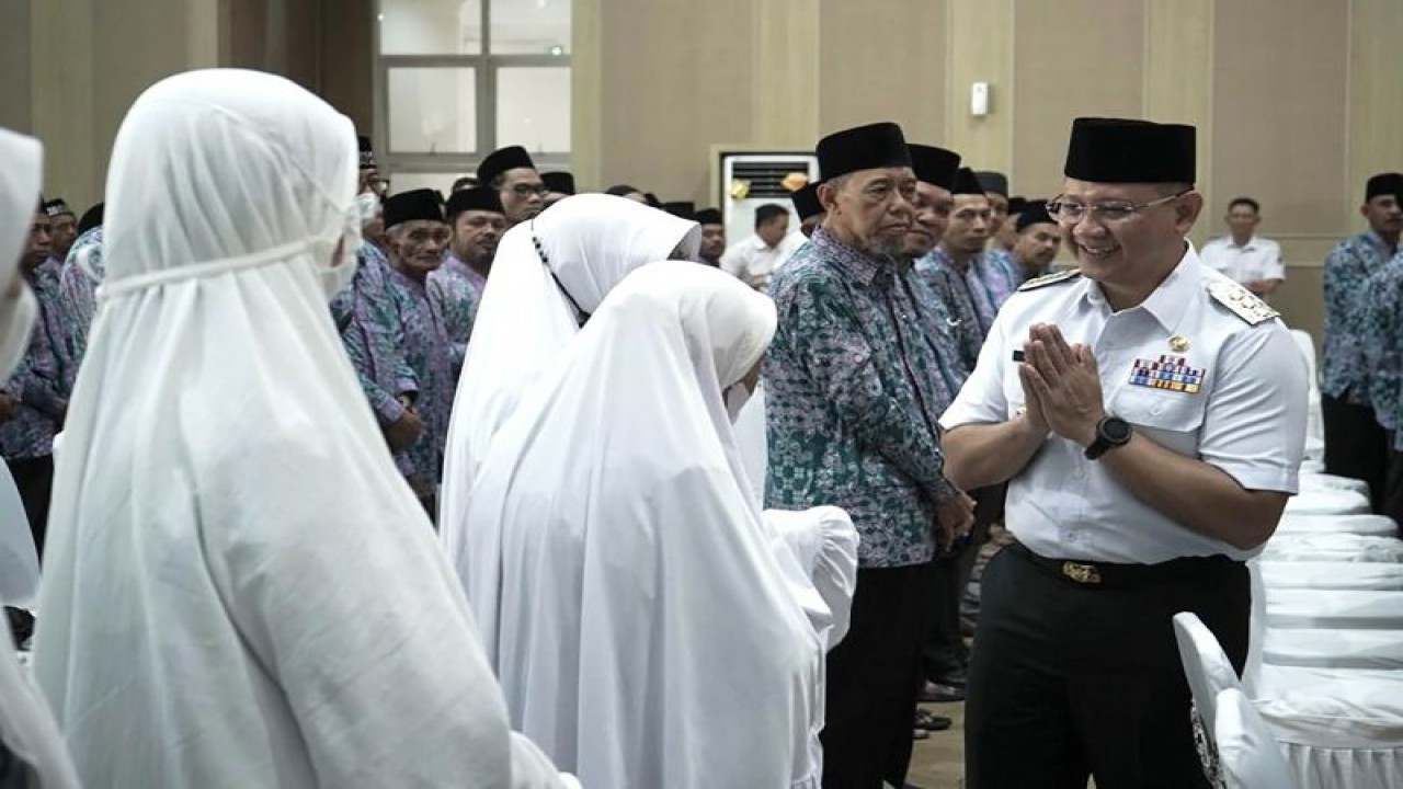 Penjabat (Pj) Wali Kota Batu Aries Agung Paewai (kanan) menyapa sejumlah jamaah calon haji di Kota Batu, Jawa Timur, Rabu (7/6/2023). (ANTARA/HO-Humas Pemkot Batu)