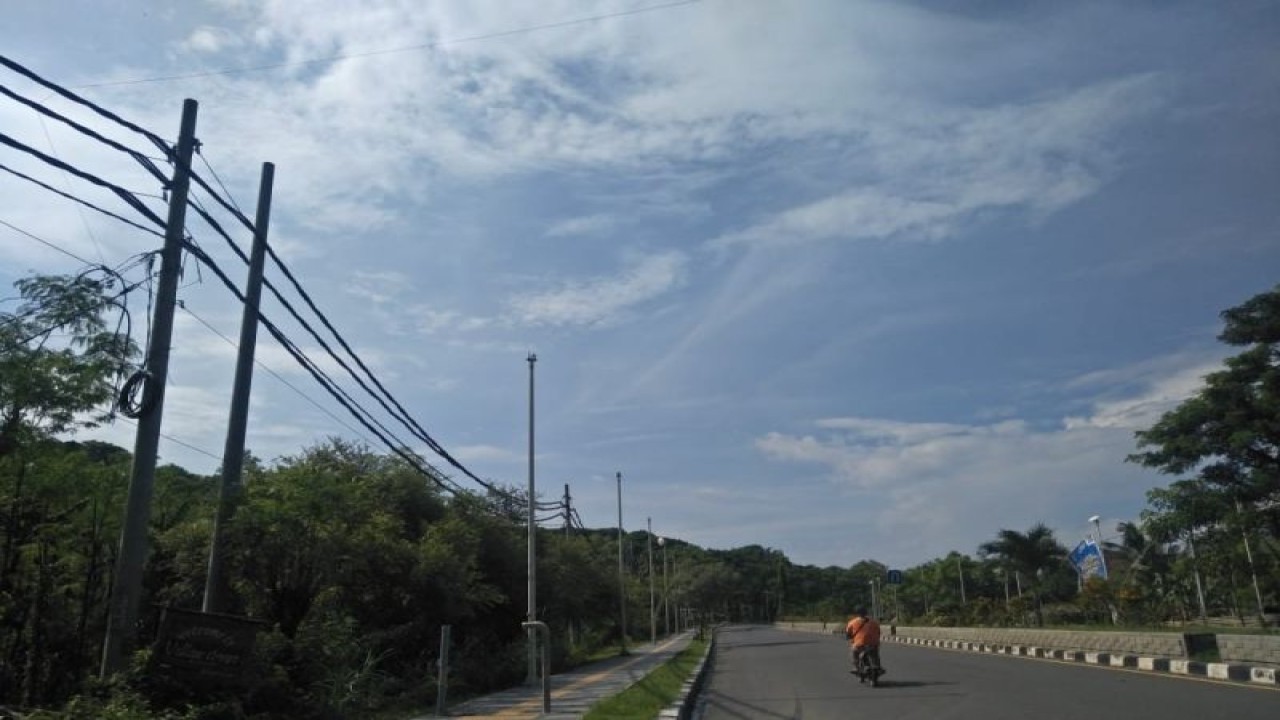 Kabel penerangan jalan umum (PJU) di jalan Bypass Bandara Lombok menuju Sirkuit Mandalika hilang dicuri, sehingga kondisi jalan gelap gulita pada malam hari.