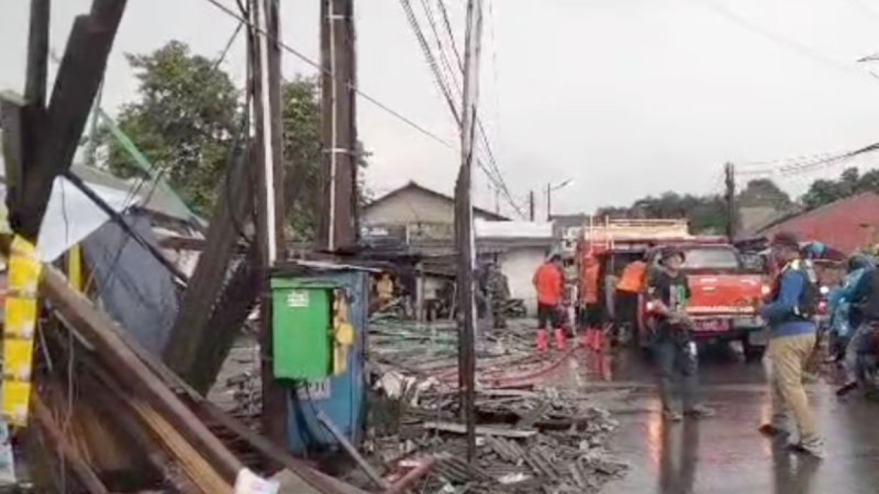 Anggota BPBD melakukan penanganan di lokasi hancurnya deretan lapak PKL di Desa Cimanggis, Bojonggede, Kabupaten Bogor, Jawa Barat, Senin (19/6/2023). (ANTARA/M Fikri Setiawan)
