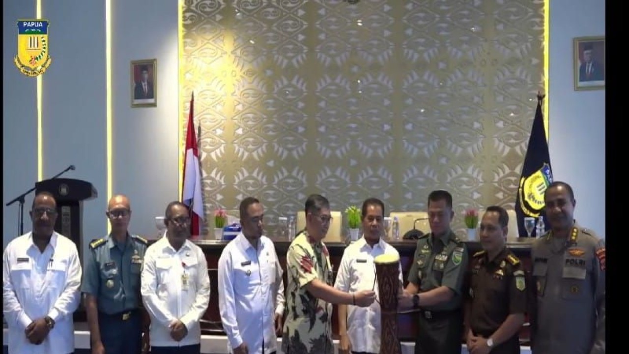 Pelaksana harian (Plh) Gubernur Papua Muhammad Ridwan Rumasukun saat membuka kegiatan Musrenbangsus 2023 di Aula Kantor Gubernur Provinsi Papua, Kota Jayapura, Rabu (7/6) (ANTARA/HO-Pemprov Papua)