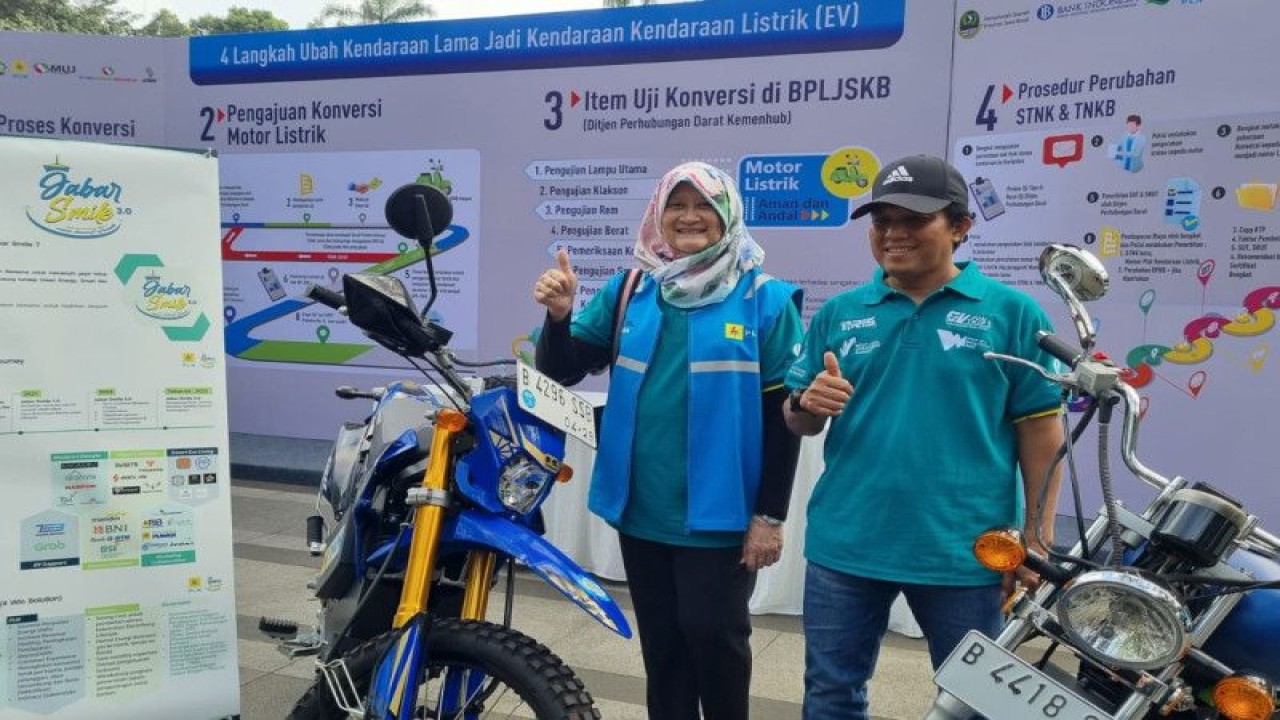 PT PLN Unit Induk Distribusi Jawa Barat mendorong pembangunan SPKLU (stasiun pengisian kendaraan listrik umum) di berbagai wilayah strategis dengan kerja sama sistem waralaba bagi pihak lain terkait seperti perusahaan swasta pemilik pusat perbelanjaan, perkantoran, dan lain-lain. (ANTARA/HO-Humas PLN Jawa Barat)