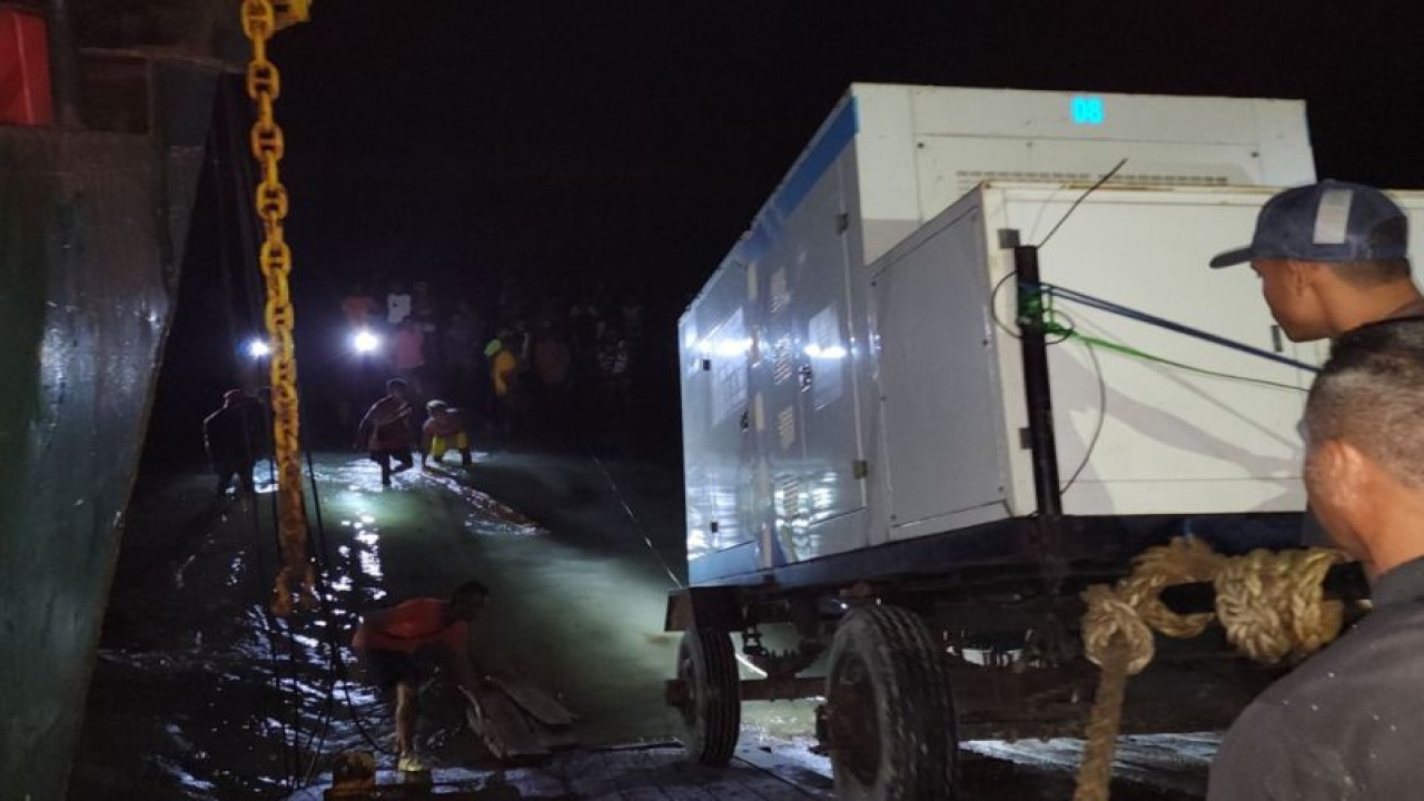 PT PLN Unit Induk Wilayah Maluku dan Maluku Utara (UIW MMU) melakukan pengiriman mesin Pembangkit Listrik Tenaga Diesel (PLTD) sebesar 100 kw dari Saumlaki ke Pulau Matakus di Kabupaten Kepulauan Tanimbar. ANTARA/Ho- Humas PLN UIW MMU.
