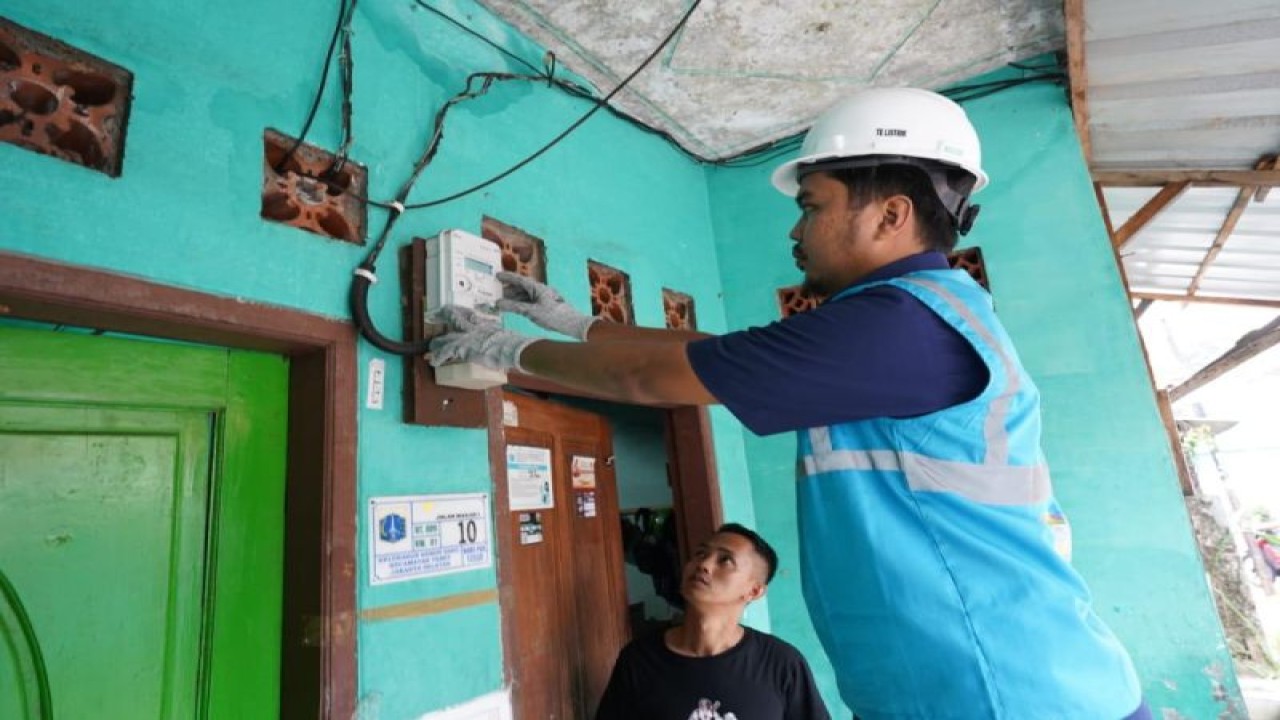 PT PLN melakukan pemeliharaan dan pengamanan pasokan listrik terutama dalam menjelang perayaan Idul Adha 1444 Hijriah tahun 2023, Rabu (28/6/2023). ANTARA/Abdul Fatah (Abdul Fatah)