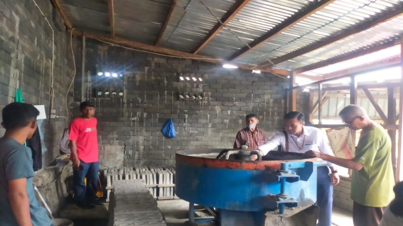 Pihak PLN UIW NTT meninjau pengelolaan FABA oleh salah satu UMKM di Kabupaten Ende, Pulau Flores, yang mendapatkan bantuan modal usaha. (ANTARA/HO-Humas PLN UIW NTT)
