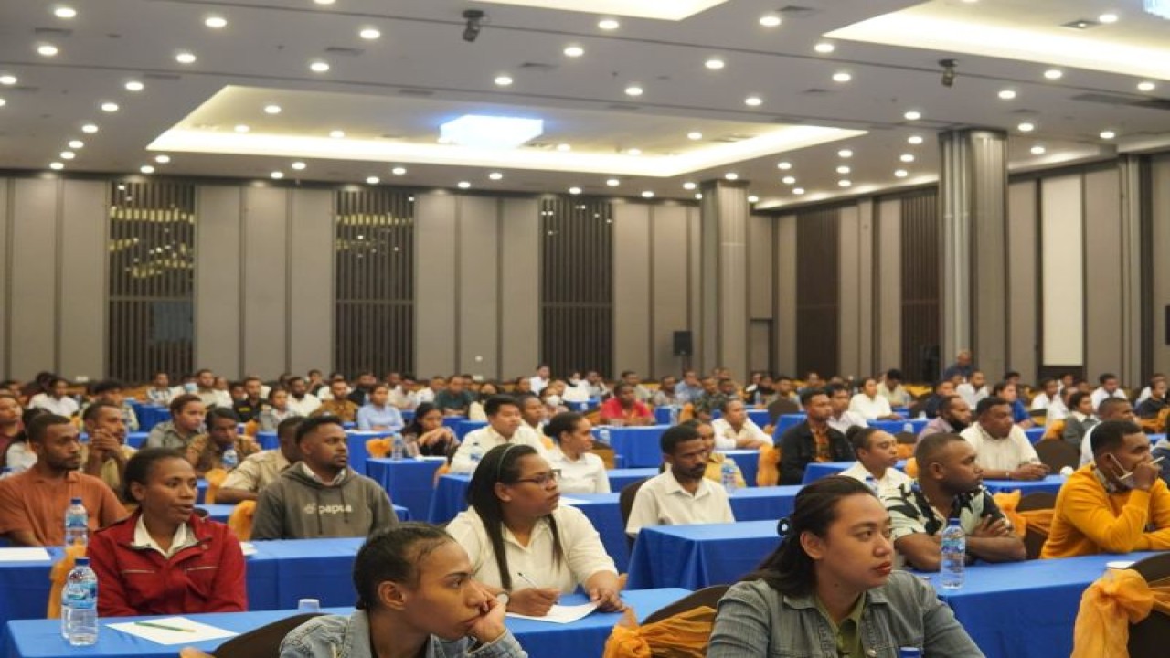 Para rekrutmen penerimaan pegawai khusus Orang Asli Papua saat mengikuti tes seleksi di Kota Jayapura,Papua. (ANTARA/HO- Humas PLN UIW Papua dan Papua Barat)