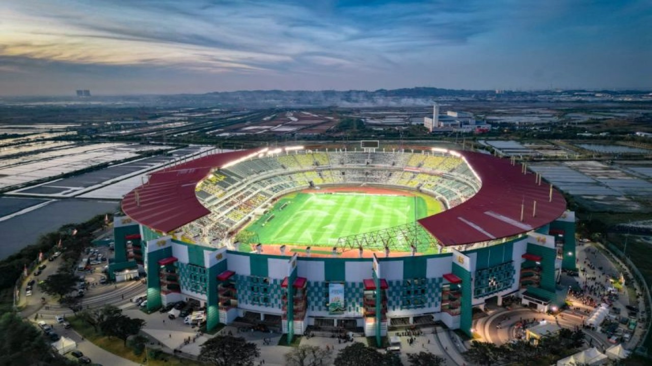 Stadion Gelora Bung Tomo (GBT) Surabaya yang menjadi tempat digelarnya laga Timnas Indonesia melawan Palestina, Rabu (14/6/2023) malam. (ANTARA/HO-Humas PLN)