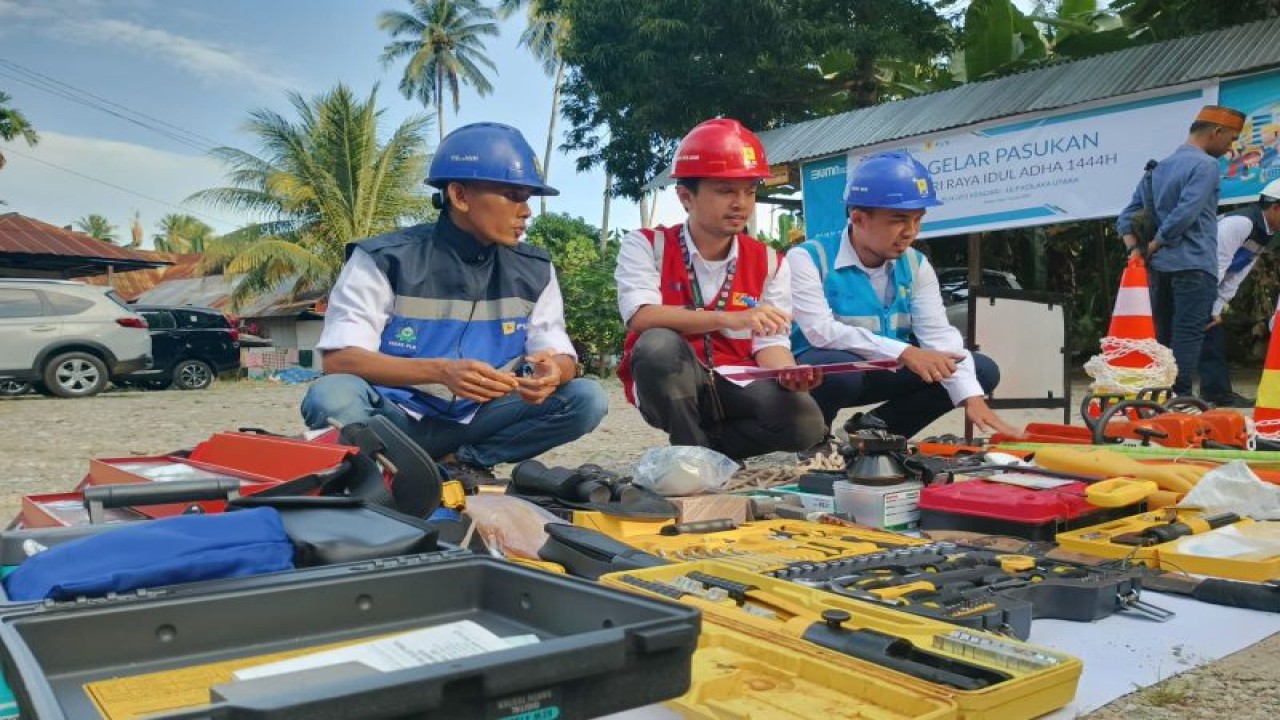 Personil PLN UID Sulselrabar saat menyiapkan peralatan siaga dalam mengawal keandalan listrik jelang Hari Raya Idul Adha 1444 Hijriah. ANTARA/HO-Humas PLN UID Sulselrabar