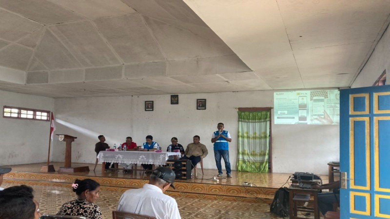 PT PLN (Persero) Unit Pelaksana Pelayanan Pelanggan (UP3) Saumlaki melakukan sosialisasi pemanfaatan listrik aman dan produktif bagi warga Desa Romean, Kecamatan Yaru, Kabupaten Kepulauan Tanimbar (KKT), Provinsi Maluku. ANTARA/ Ho- Humas PLN UIW MMU.