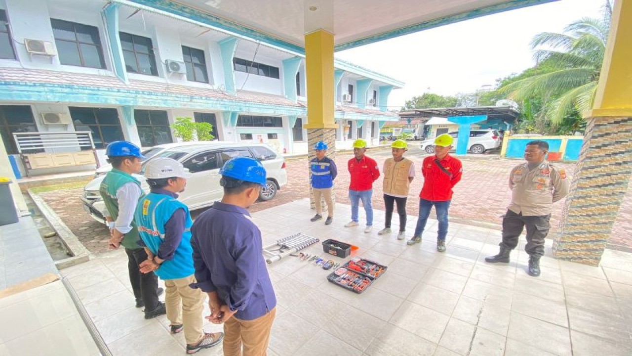 PT PLN (Persero) Unit Pelaksana Pelayanan Pelanggan (UP3) Tual menurunkan pasukan penertiban pemakaian Tenaga Listrik (P2TL) untukmenertibkan pemakaian tenaga listrik di kawasan Langgur. ANTARA/ Ho- Humas PLN UIW MMU.