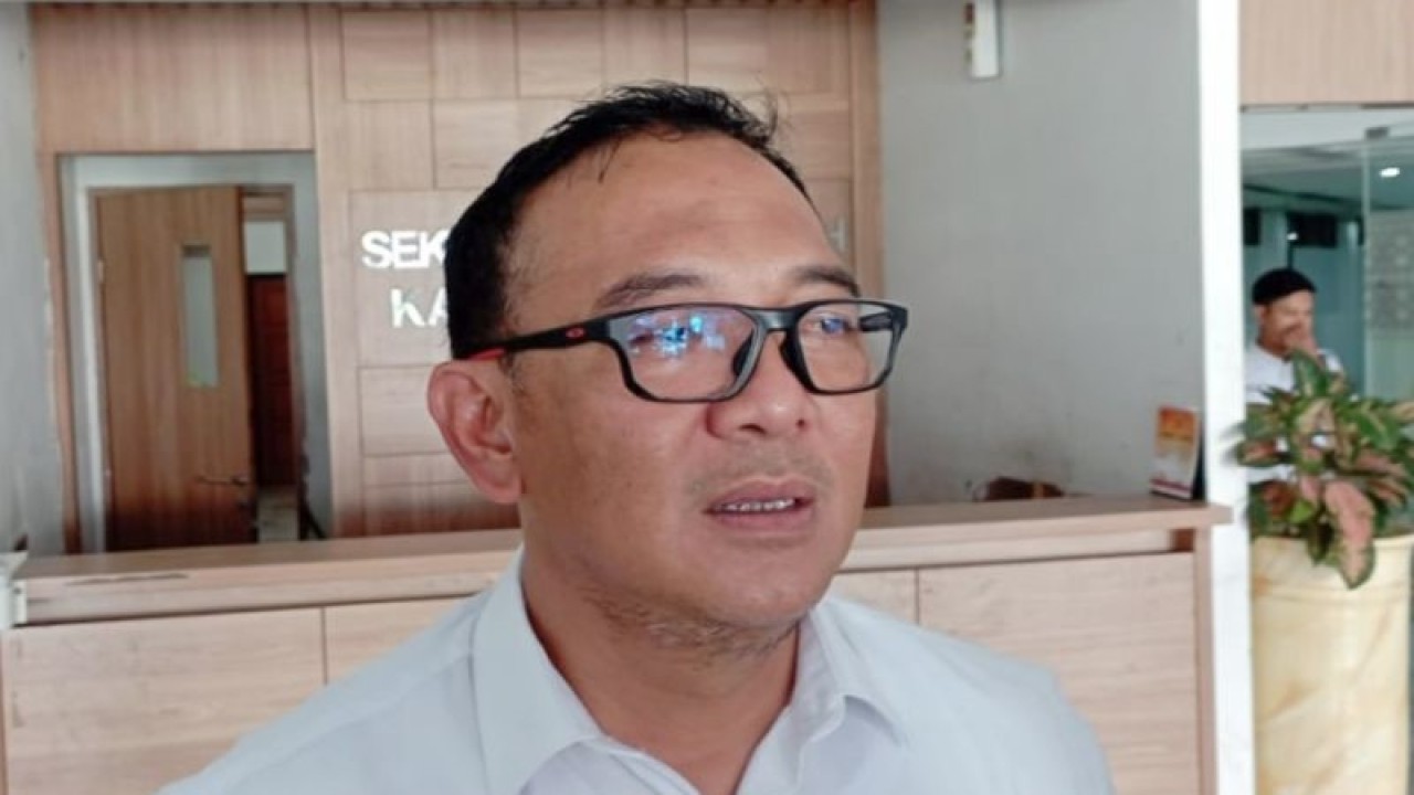 Plt Bupati Bogor Iwan Setiawan di Cibinong, Kabupaten Bogor, Jawa Barat. (ANTARA/M Fikri Setiawan)