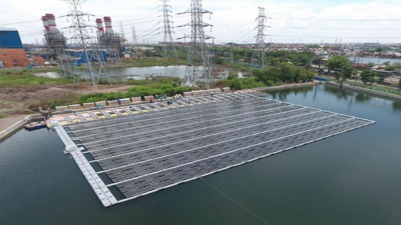 PLTS Apung PLN Indonesia Power (IP) Semarang POMU dengan kapasitas 561 kWp yang dibangun di atas "water pond" seluas 1 hektare sebagai wujud komitmen PLN IP dalam wujudkan dan dukung transisi energi di Indonesia. ANTARA/HO-PLN