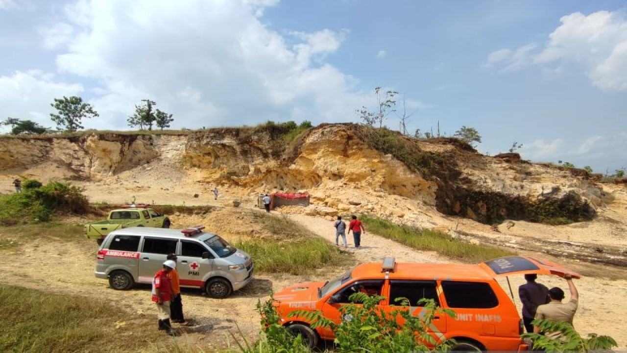 Tim relawan PMI mendatangi lokasi dua pekerja tertimbun material longsor di kawasan galian C di Desa Terkesi, Kecamatan Klambu, Kabupaten Grobogan, Jawa Tengah, Rabu (7/6/2023). (ANTARA/HO.)