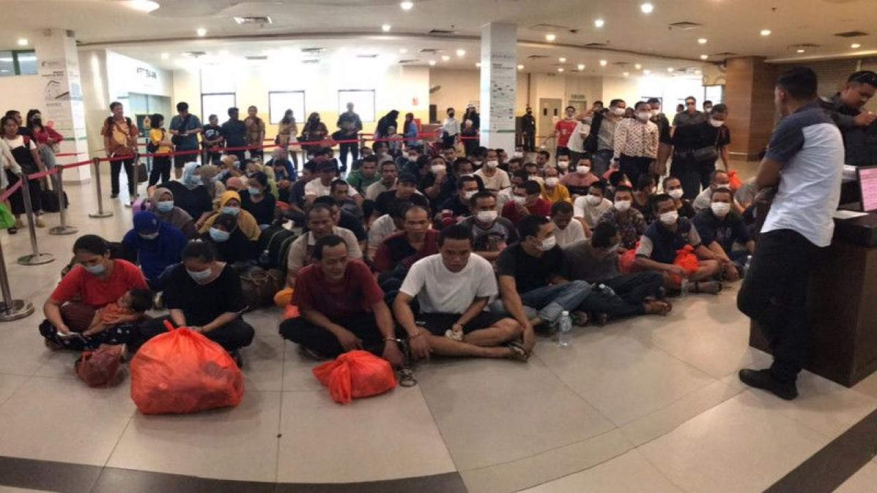 Ratusan PMI non prosedural yang dipulangkan dari Malaysia di Pelabuhan Sri Bintan Pura, Tanjungpinang (ANTARA/HO-BP3MI Kepri)