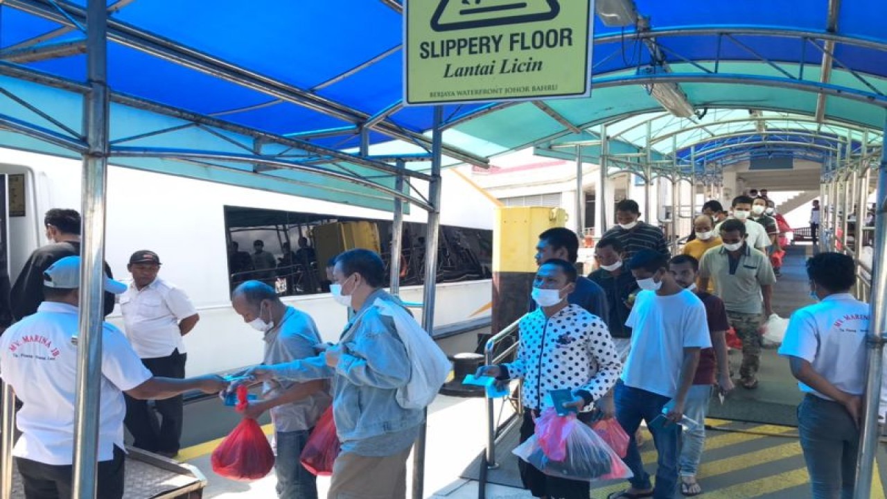 Ratusan PMI non prosedural yang dideportasi oleh Malaysia karena tidak memiliki dokumen yang lengkap (ANTARA/HO-BP3MI Kepri)