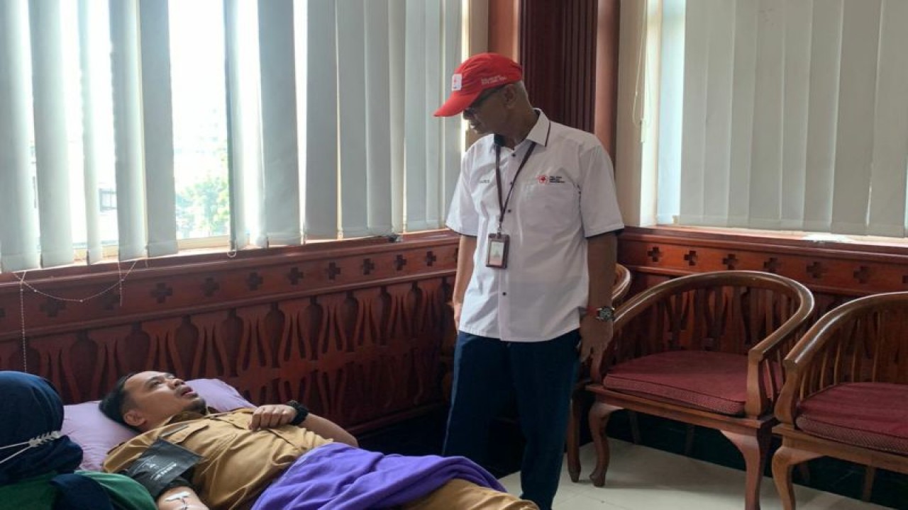 Ketua PMI Jakarta Selatan Abdul Haris (topi merah) dalam kegiatan donor darah di Kantor Wali Kota Jakarta Selatan, Jakarta, Senin (19/6/2023). ANTARA/HO-PMI Jakarta Selatan