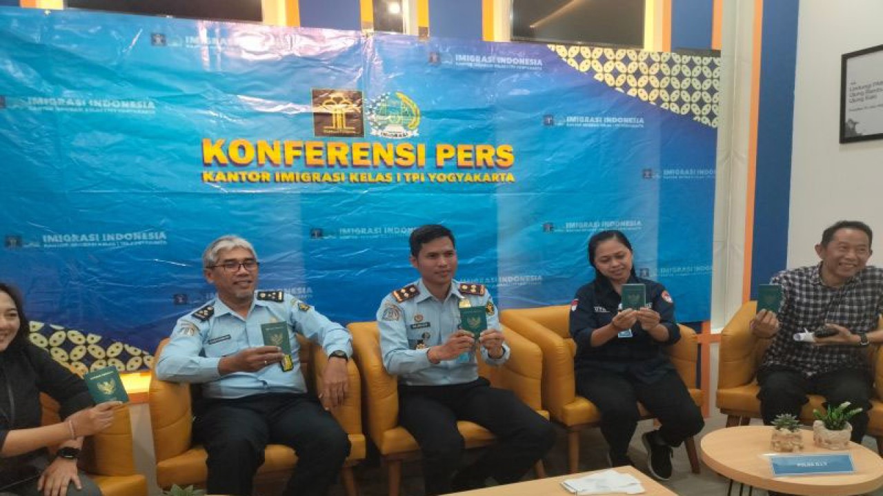 Pejabat Keimigrasian dan BP3MI menunjukkan lima paspor milik PMI yang ditunda keberangkatannya di Bandara Internasional Yogyakarta, Kabupaten Kulon Progo, Selasa (20/6/2023). (ANTARA/Sutarmi)