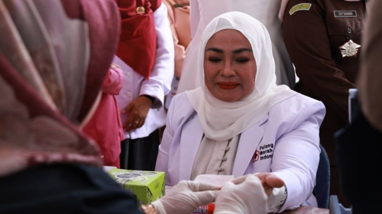 Ketua Palang Merah Indonesia Kabupaten Tanah Datar, Sumbar, Lise Eka  Putra melakukan pemeriksaan jelang aksi donor darah di Batusangkar, Jumat (23/6/2023).  (FOTO ANTARA/Etri Saputra)