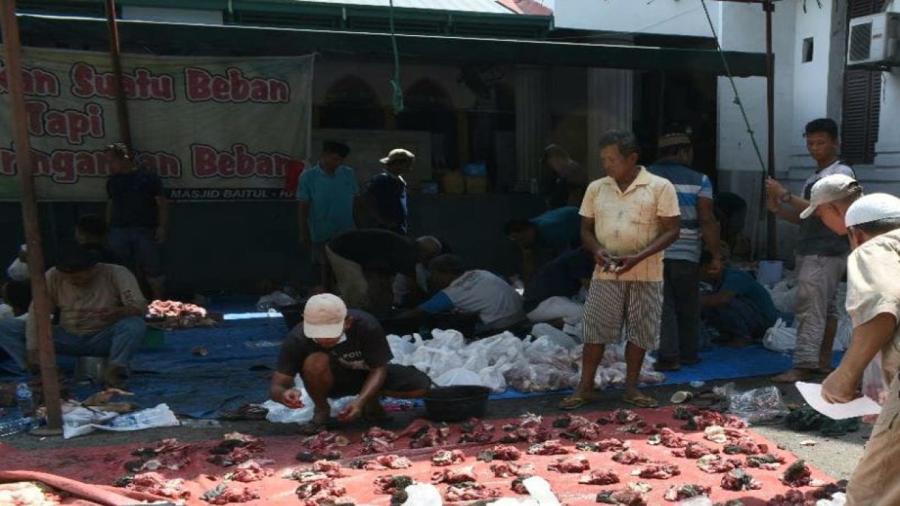 Para pekerja di PN Medan membungkus daging kurban untuk diberikan kepada masyarakat. (ANTARA/HO - PN Medan)
