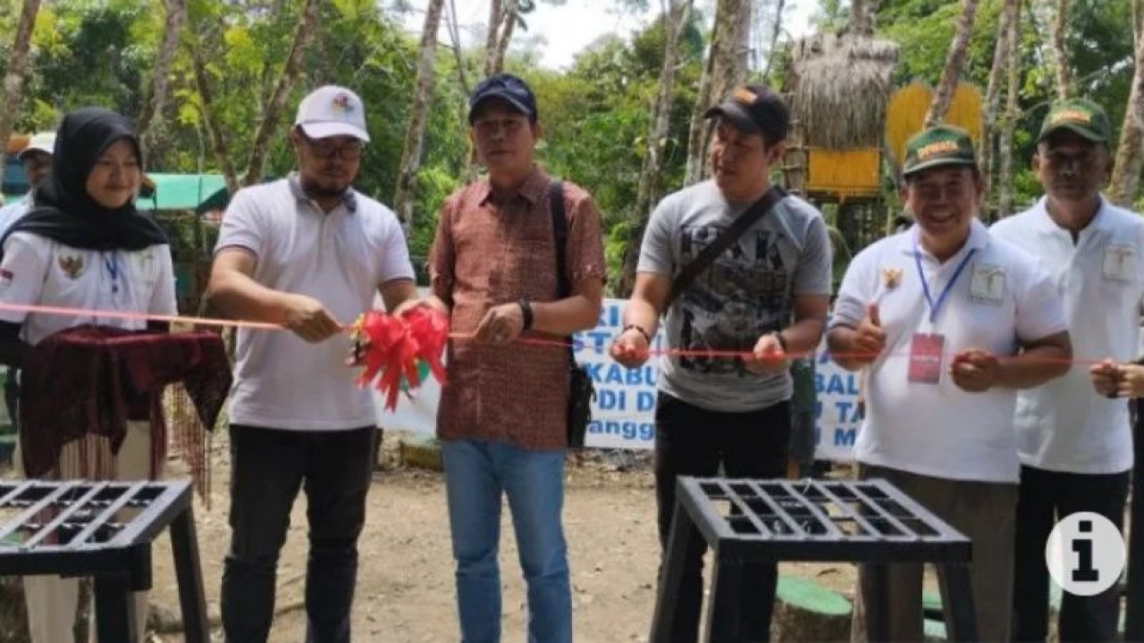 Dewan Pembina Pokdarwis Ahmad Helmi (ketiga dari kiri) saat membuka acara kontes burung berkicau di kawasan Wisata Dewata Kabupaten Tabalong pada beberapa waktu lalu. (ANTARA/Herlina Lasmianti)