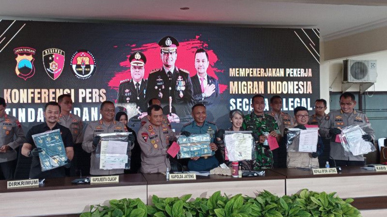 Kapolda Jateng Irjen Pol. Ahmad Luthfi (tiga dari kiri) menunjukkan barang bukti kasus TPPO pada konferensi pers di Mapolresta Cilacap, Selasa (6/6/2023). ANTARA/Sumarwoto